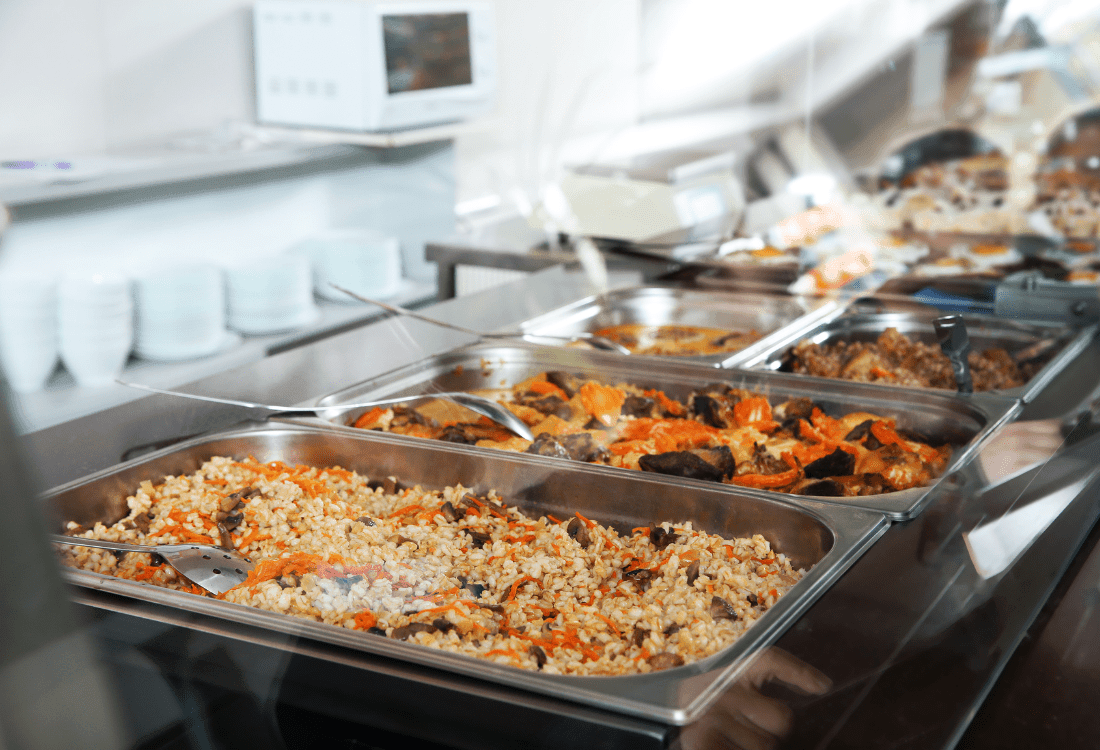 The food in the school cafeteria is stored in bain marie at a temperature above 63°C.