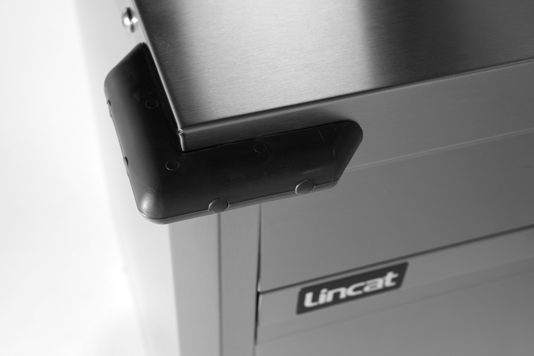 Lincat Mobile Bain Marie Hot Cupboard P8B3 corner bumper